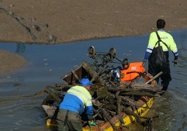 Bicicletas, ciclomotores y carros de supermercado: la limpieza del río Iro deja cinco toneladas en residuos