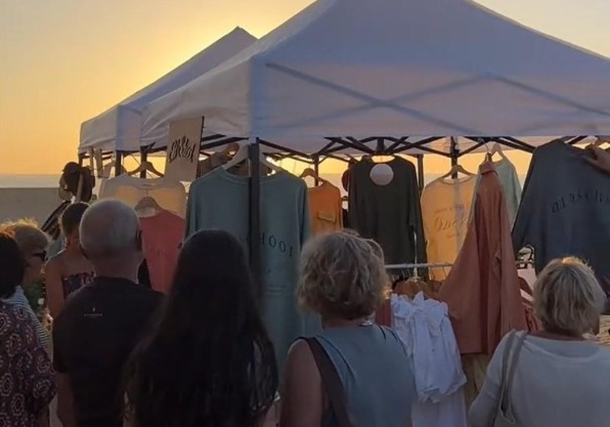 Imagen de los puestos de La Cayetana Market, en el Cuartel del Mar