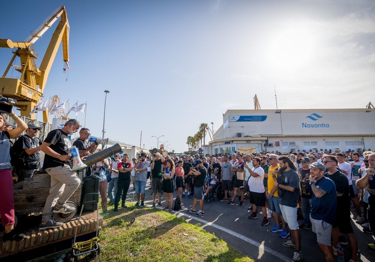 Asamblea celebrada esta semana en las puertas del astillero de Cádiz, protagonizada por empleados de la industria auxiliar naval