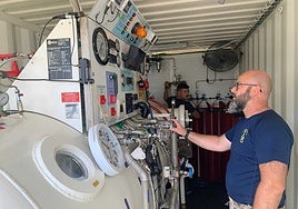 Un buceador de la almadraba de Barbate se recupera tras ser tratado en la cámara hiperbárica de la Armada en Puntales