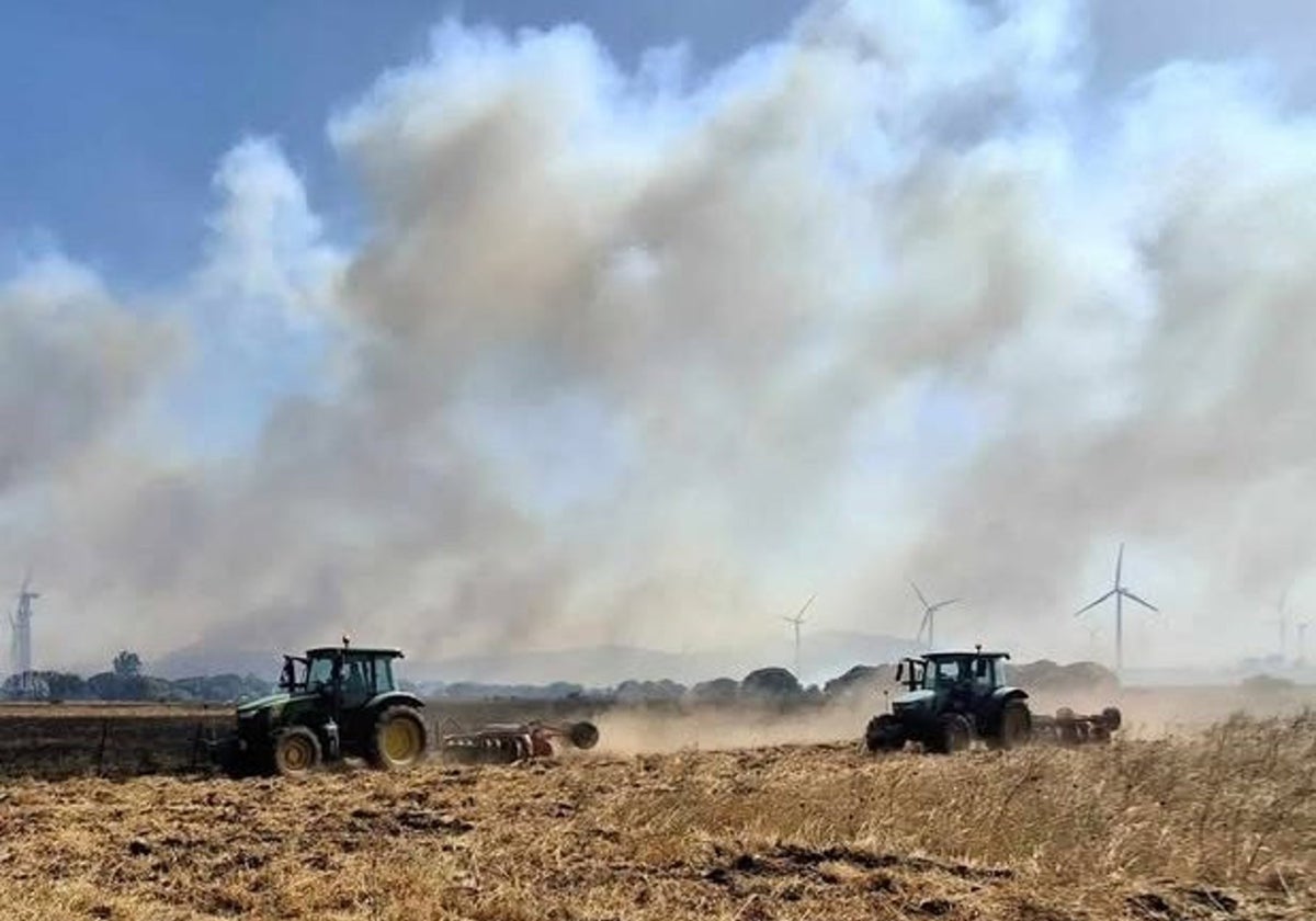 Los agricultores con sus tractores, un motor a la hora de estabilizar el incendio en Facinas