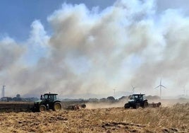 Los agricultores con sus tractores, un motor a la hora de estabilizar el incendio en Facinas