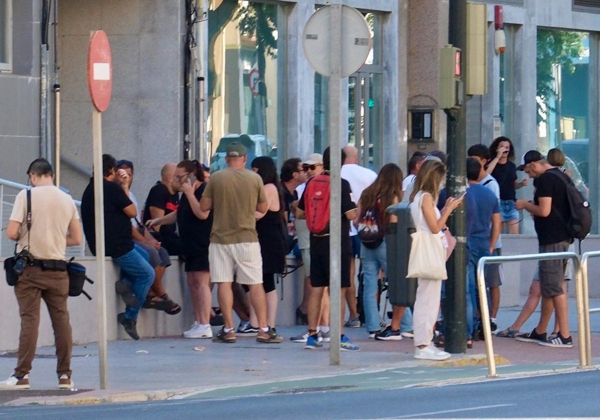 Muestra de apoyo frente a la Comisaría de Cádiz al arrestado por agredir a un agente en la huelga del metal