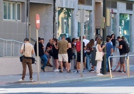 Muestra de apoyo frente a la Comisaría de Cádiz al arrestado por agredir a un agente en la huelga del metal