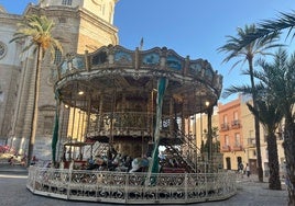 Retrasos en la puesta en marcha del tiovivo de la plaza de la Catedral de Cádiz