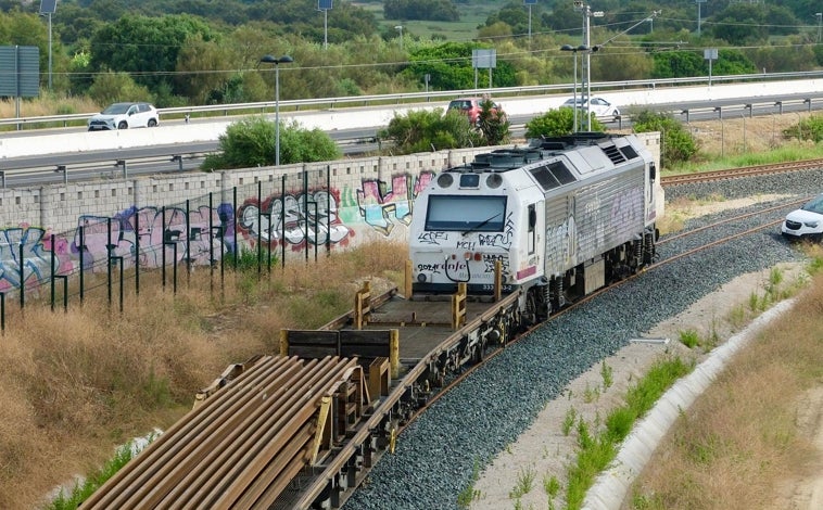 Imagen principal - Las obras del tren de La Cabezuela avanzan y ya hay pruebas de ensayo sobre el viaducto