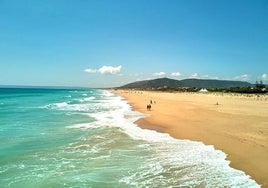 La playa de Cádiz que está considerada como la joya de la costa gaditana: «Kilómetros de arena clara y fina»