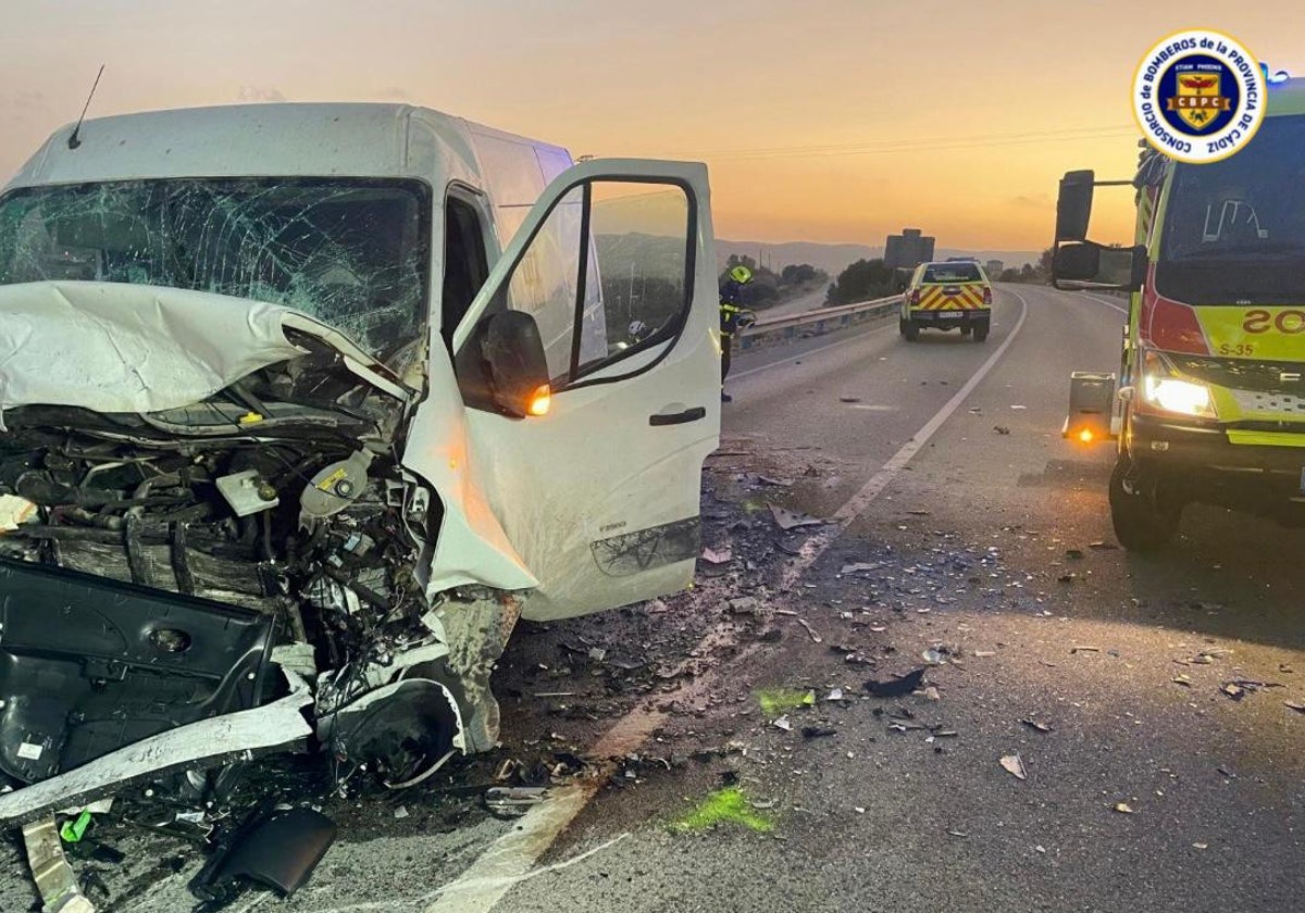 Tragedia en la carretera de Cádiz: Tres muertos y un herido tras una colisión frontal entre un coche y una furgoneta en Arcos