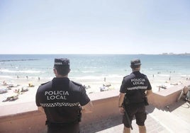 Esta es la multa que te pueden poner por jugar con una pelota en las playas de Cádiz: ¿Cuáles son las zonas habilitadas?