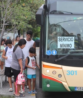 Imagen secundaria 2 - Distintos momentos de los efectos de la huelga de autobuses urbanos de Cádiz