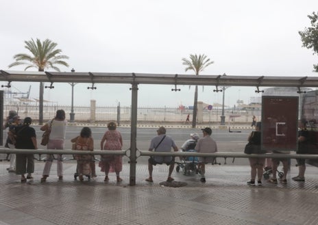 Imagen secundaria 1 - Distintos momentos de los efectos de la huelga de autobuses urbanos de Cádiz