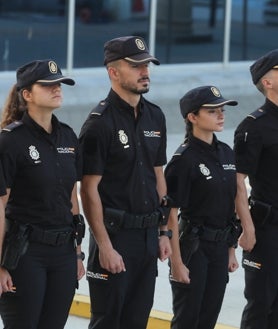 Imagen secundaria 2 - Cádiz incorpora a sus comisarías más de medio millar de agentes de la Policía Nacional: «No podríais haber elegido mejor profesión»