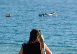 Abandonan una narcolancha frente a la playa de Santa María del Mar en Cádiz