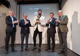 Manu Sánchez, reconocido como 'Gaditano de Adopción 2025' en la Fundación Cajasol.
