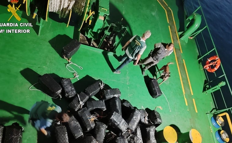 Imagen principal - Interceptan un portacontenedores con más de una tonelada de cocaína en la Bahía de Cádiz que había sido asaltado por polizones