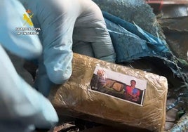 El paquete de droga con la foto de Lamine haciendo su típico gesto del código postal de su barrio.