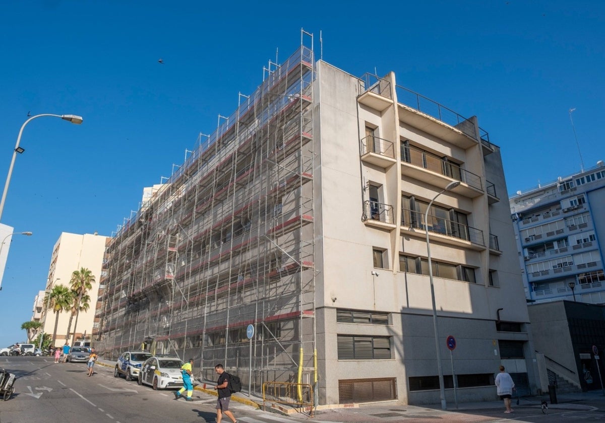 Fachada de la Jefatura de la Policía Local de Cádiz.