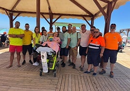 El Puerto colabora con la Ambulancia del Deseo para que una mujer con movilidad reducida vea el mar