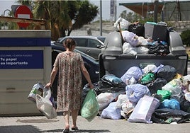 El PSOE acusa a la alcaldesa de Sanlúcar de anular el expediente para contratar dos nuevos camiones de basura