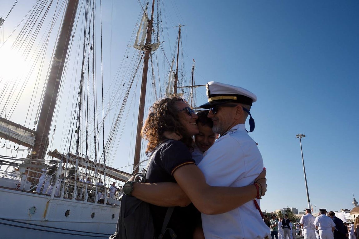 Fotos: Emotivo recibimiento a la dotación del &#039;Elcano&#039; en Cádiz