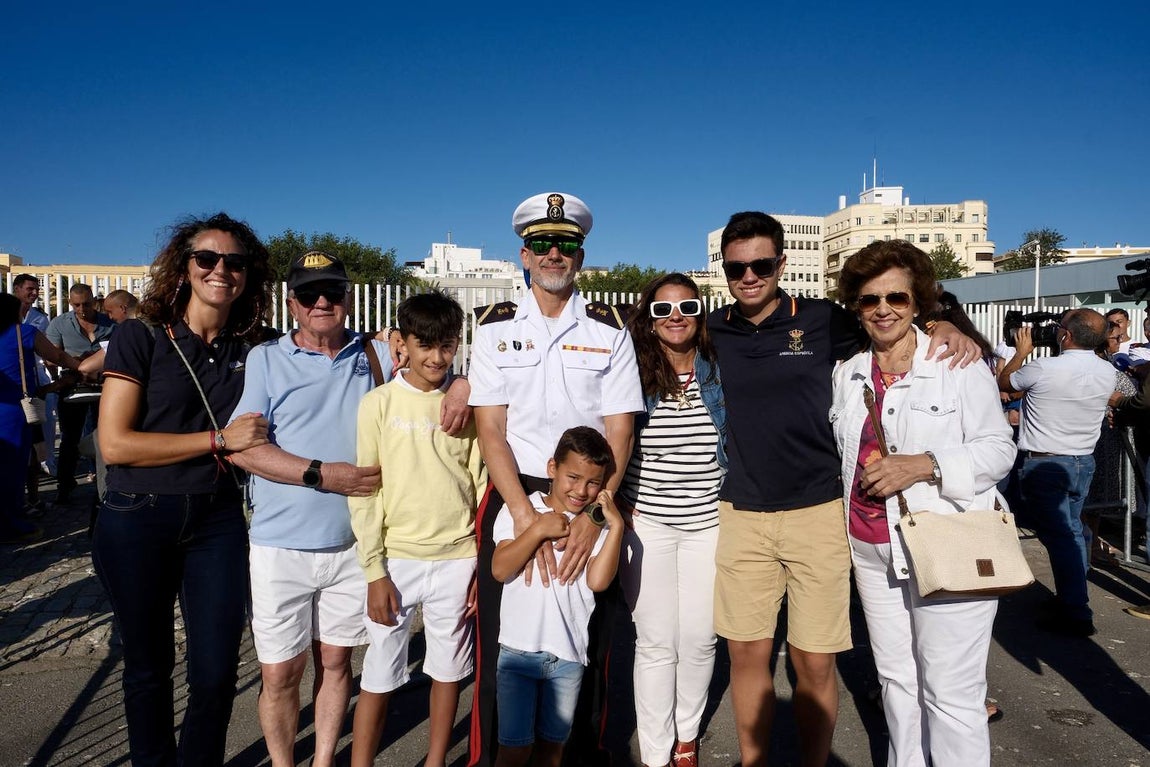Fotos: Emotivo recibimiento a la dotación del &#039;Elcano&#039; en Cádiz