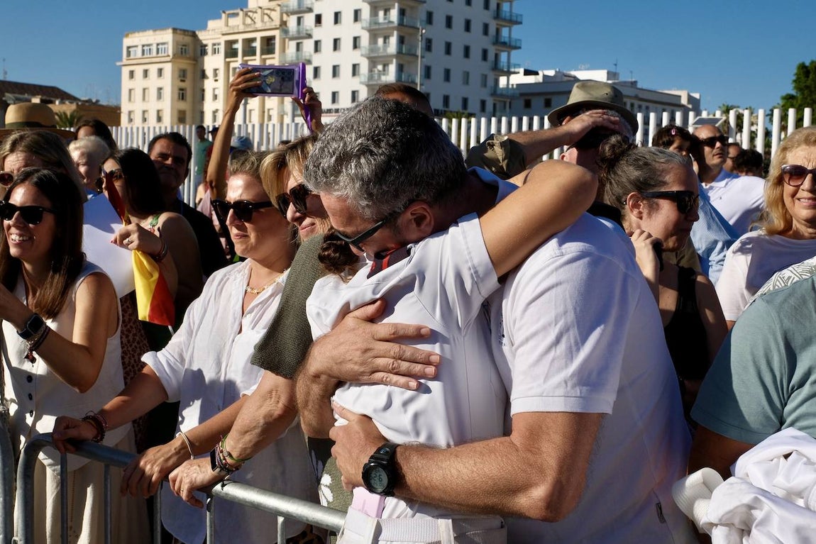 Fotos: Emotivo recibimiento a la dotación del &#039;Elcano&#039; en Cádiz