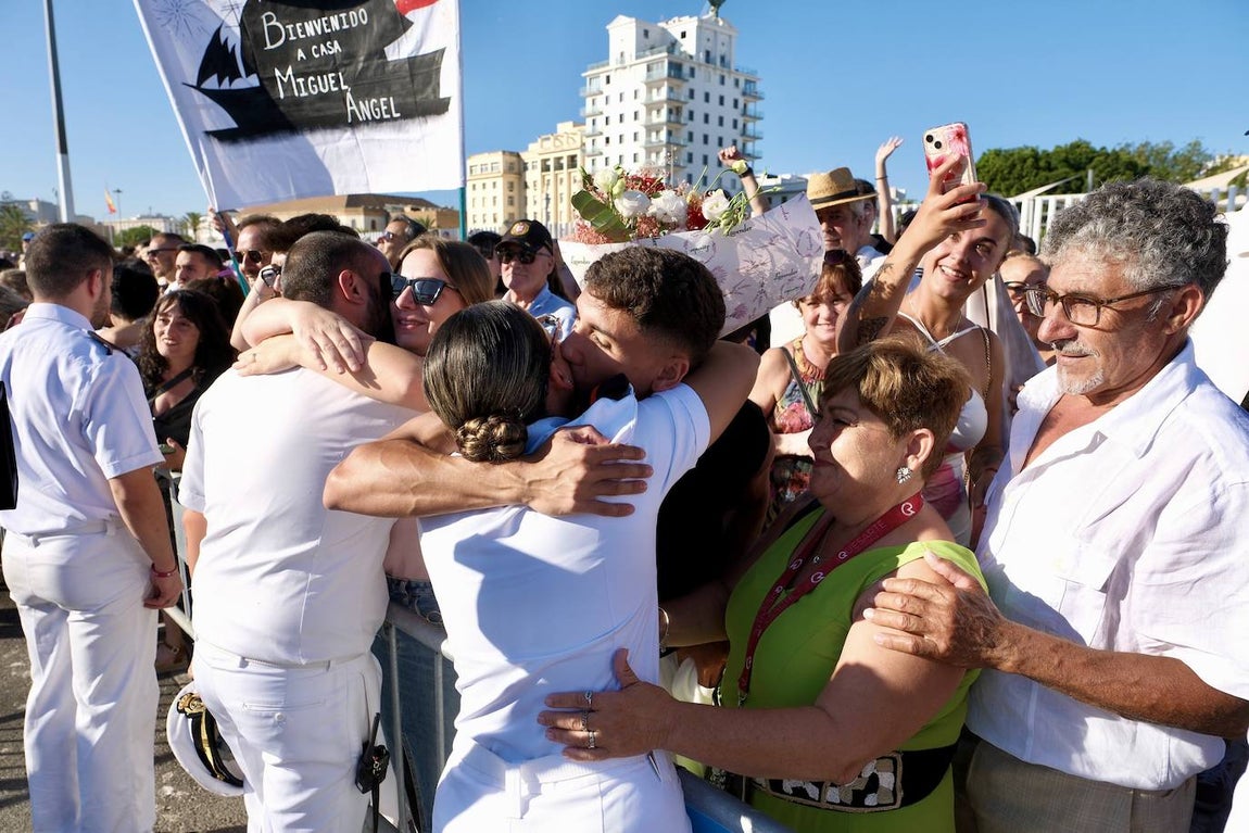 Fotos: Emotivo recibimiento a la dotación del &#039;Elcano&#039; en Cádiz