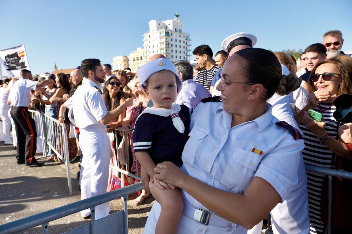 Fotos: Emotivo recibimiento a la dotación del &#039;Elcano&#039; en Cádiz