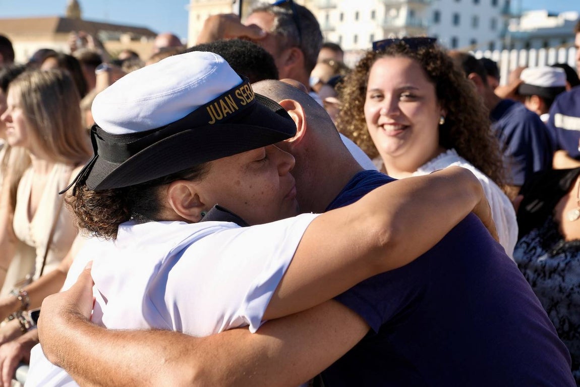 Fotos: Emotivo recibimiento a la dotación del &#039;Elcano&#039; en Cádiz