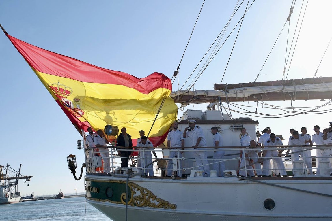 Fotos: Emotivo recibimiento a la dotación del &#039;Elcano&#039; en Cádiz