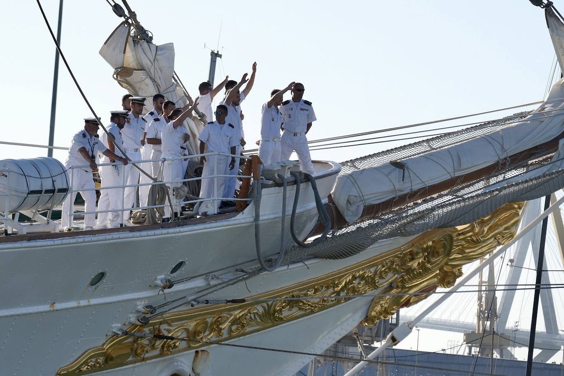 Fotos: Emotivo recibimiento a la dotación del &#039;Elcano&#039; en Cádiz