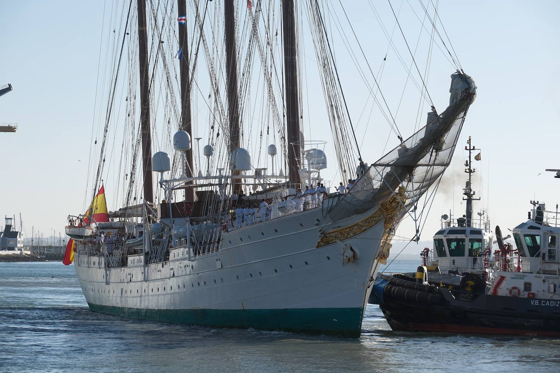 Fotos: Emotivo recibimiento a la dotación del &#039;Elcano&#039; en Cádiz