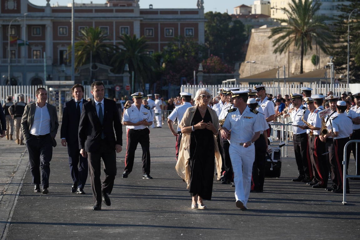 Fotos: Emotivo recibimiento a la dotación del &#039;Elcano&#039; en Cádiz