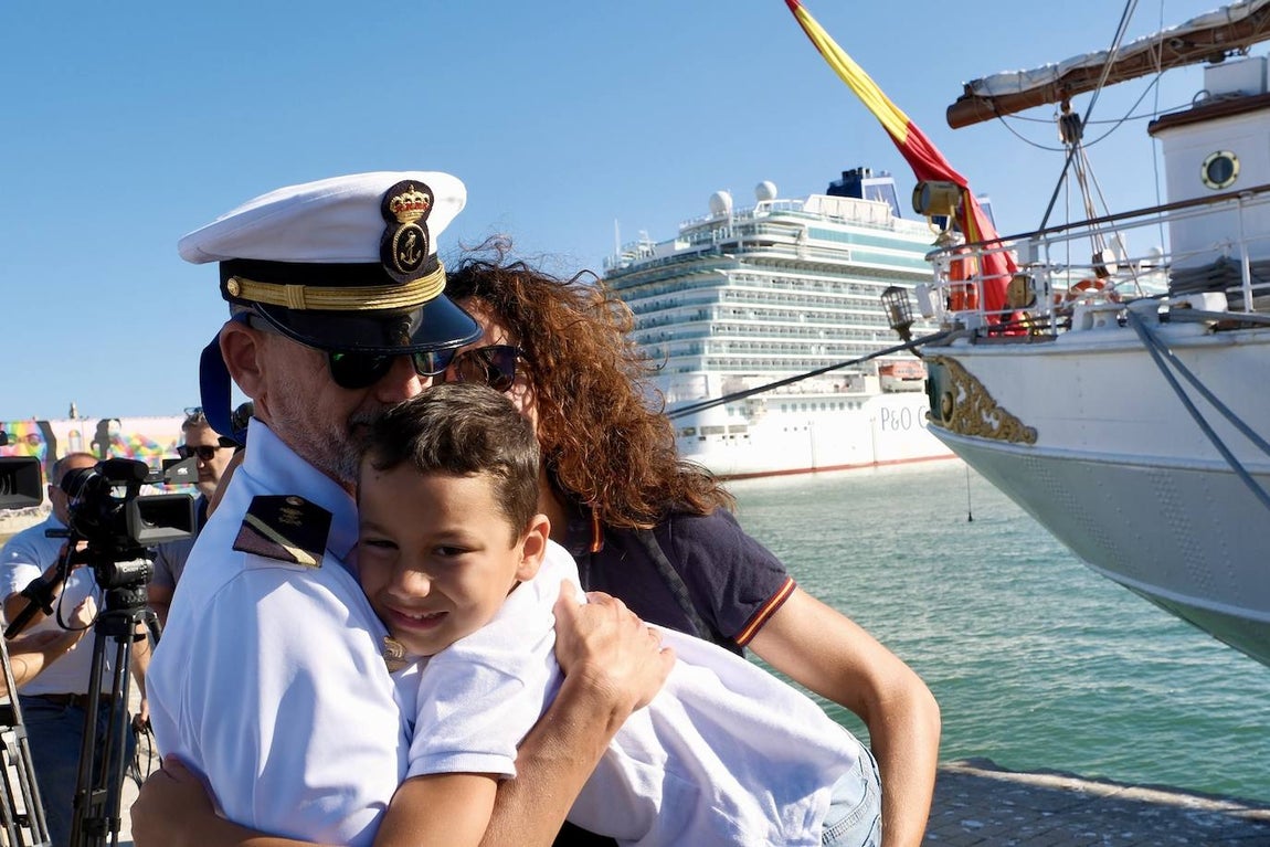 Fotos: Emotivo recibimiento a la dotación del &#039;Elcano&#039; en Cádiz