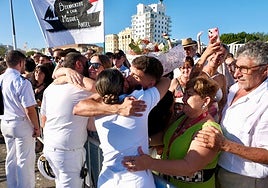 El Juan Sebastián de Elcano atraca en el muelle de Cádiz seis meses después: «¡Bienvenido a casa, papá!»