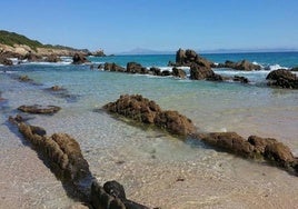 Las piscinas naturales más bonitas de Andalucía están en esta playa de Cádiz: así se llega a este paraíso de agua cristalina
