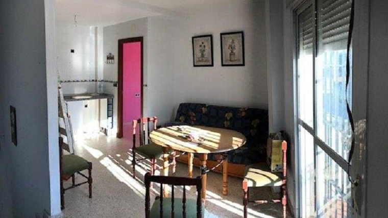 Caixabank pone en venta una casa en Chipiona, con dos dormitorios y terraza, por 94.000 euros