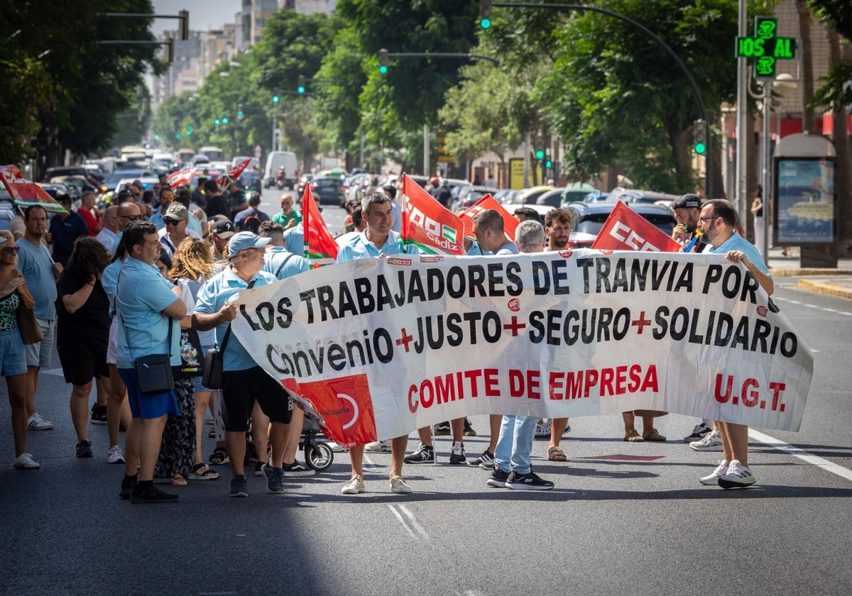 Manifestación de trabajadores de los autobuses urbanos de Cádiz