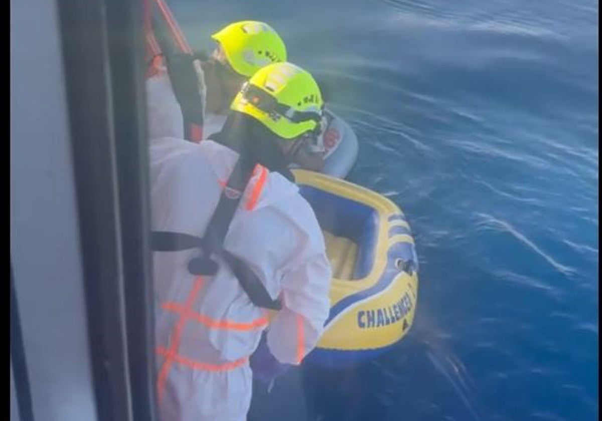 Rescatados seis migrantes magrebíes en dos barcas hinchables a 24 millas de costa