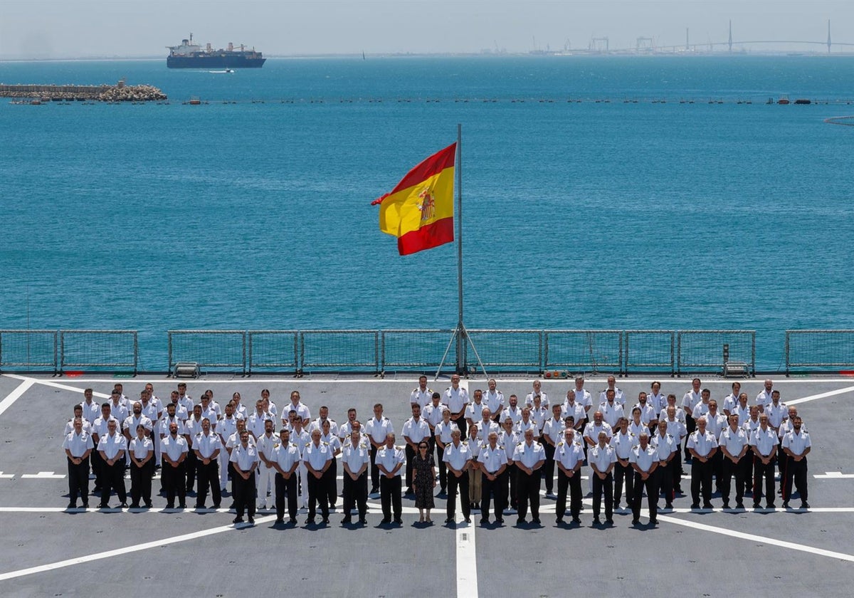 Robles visita el buque Castilla en Rota donde España ocupa el mando de la Fuerza de Reacción Marítima de la OTAN