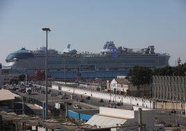 El impresionante Star of the Seas, atracado en el muelle comercial de Cádiz