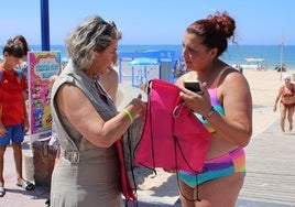 El Ayuntamiento de Chiclana promociona el 'Punto Violeta' en la playa de La Barrosa