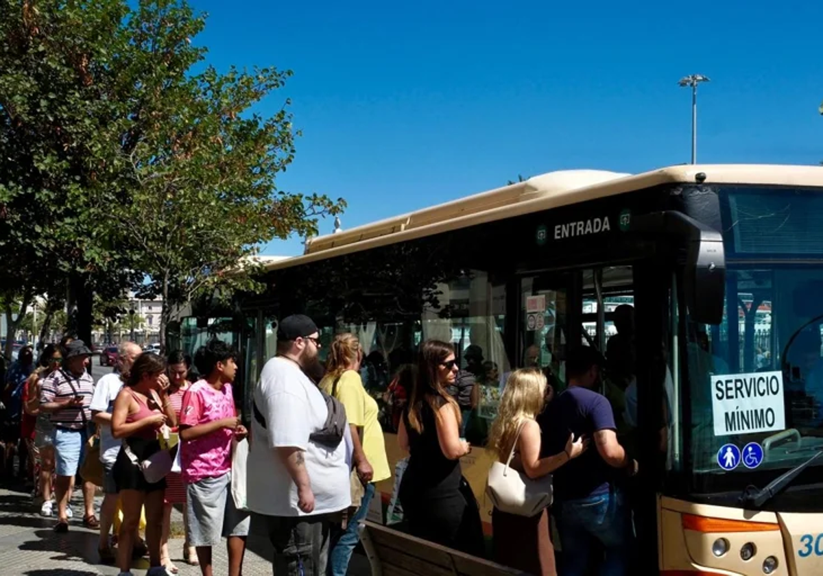 Colas en las paradas de los autobuses por la huelga