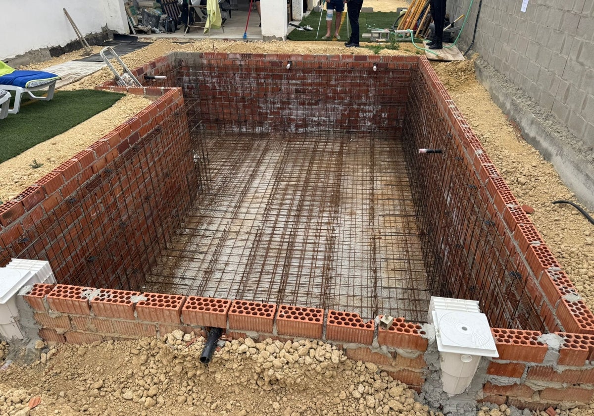 La piscina que estaban construyendo.