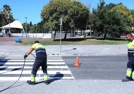 El Ayuntamiento de Jerez  mejora la señalización vertical y los pasos de peatones en La Granja