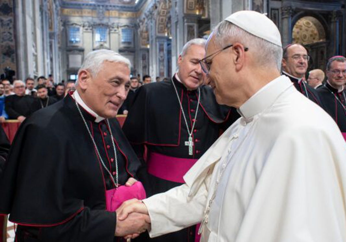 Zornoza, saludando a León XIV el pasado mes junio en la Basílica de San Pedro