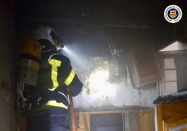 Rescatada una persona del interior de una vivienda en un incendio en Conil