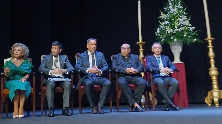 El pregonero, junto a la presentadora y autoridades
