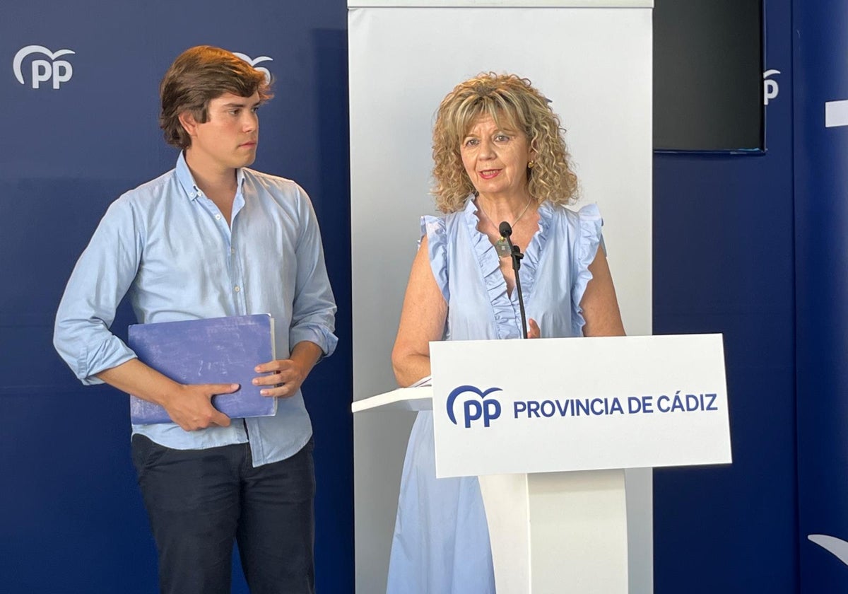 Momento de la comparecencia de Elvira Velasco y Miguel Sastre este jueves en Cádiz