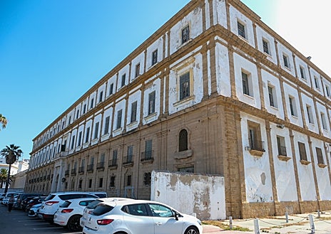 Imagen secundaria 1 - Arriba Depósitos de Tabacalera, abajo a la izquierda Valcárcel y abajo a la derecha una de las naves de  los Depósitos de Tabacalera recién estrenada.